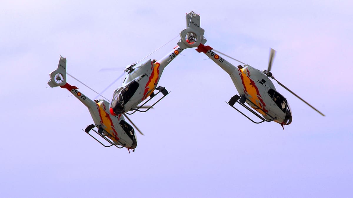Helicópteros acróbatas de la Patrulla Aspa del Ejército Español