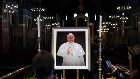 Homenajes al papa Francisco. Foto: Reuters/Belinda Jiao.