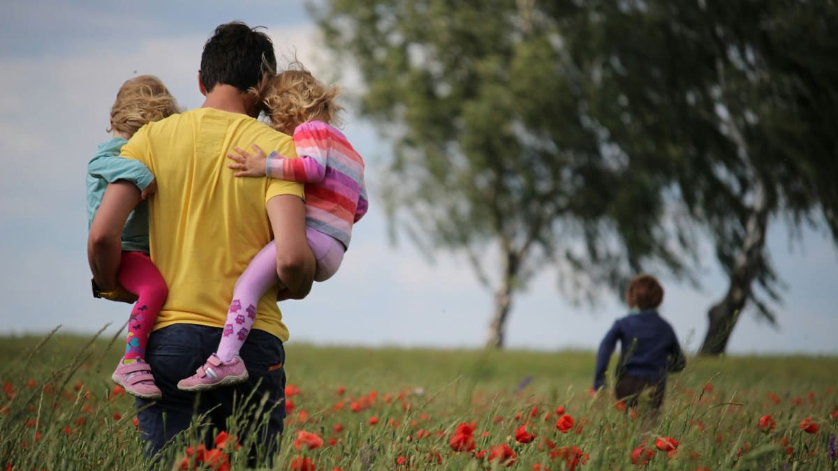 Padre, familia, hijos. Foto: Unsplash
