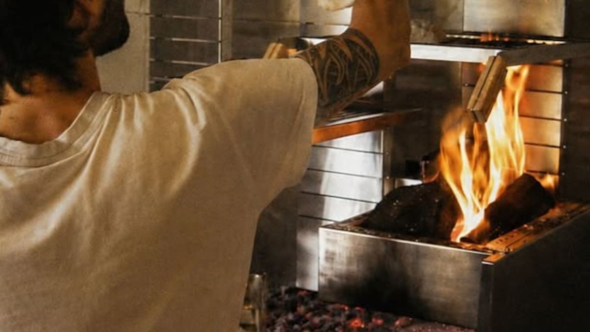Redefinen la parrilla a la leña: el nuevo restaurante porteño que causa furor y funciona en una histórica casona