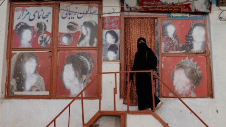 Los centros de belleza para mujeres quedarán prohibidos en Afganistán. Foto: Reuters