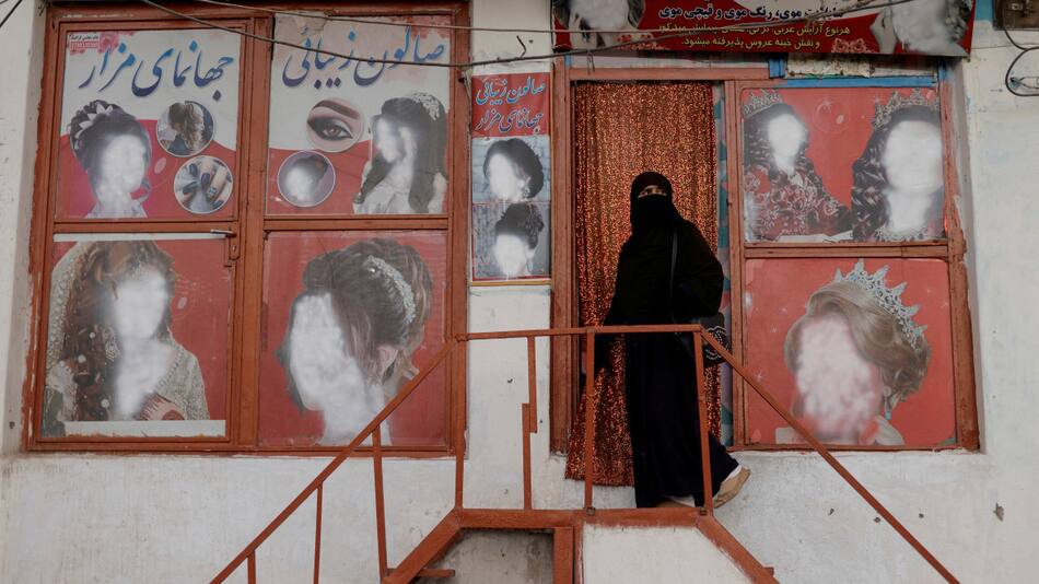 Los centros de belleza para mujeres quedarán prohibidos en Afganistán. Foto: Reuters