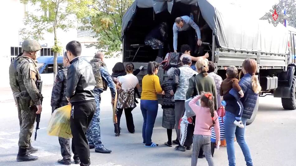 Civiles evacuados en Nagorno Karabaj. Foto: Reuters.