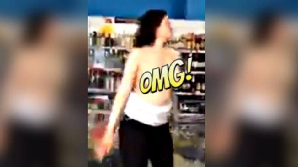 Mujer borracha desnuda senos en super