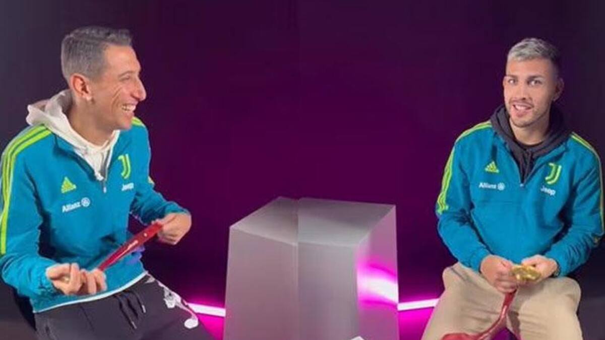 Ángel Di María y Leandro Paredes con las medallas del Mundial. Foto: Captura de video.