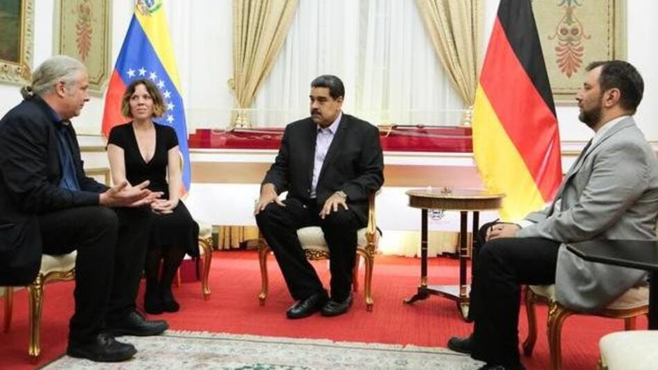 Nicolás Maduro con diputados de izquierda en el Bundestag alemán