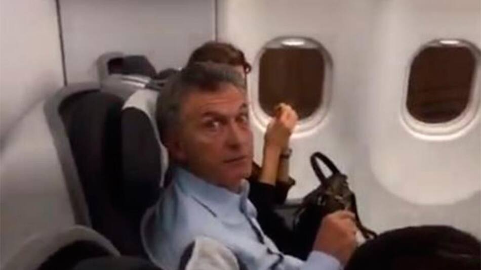 Mauricio Macri, escrache en avión