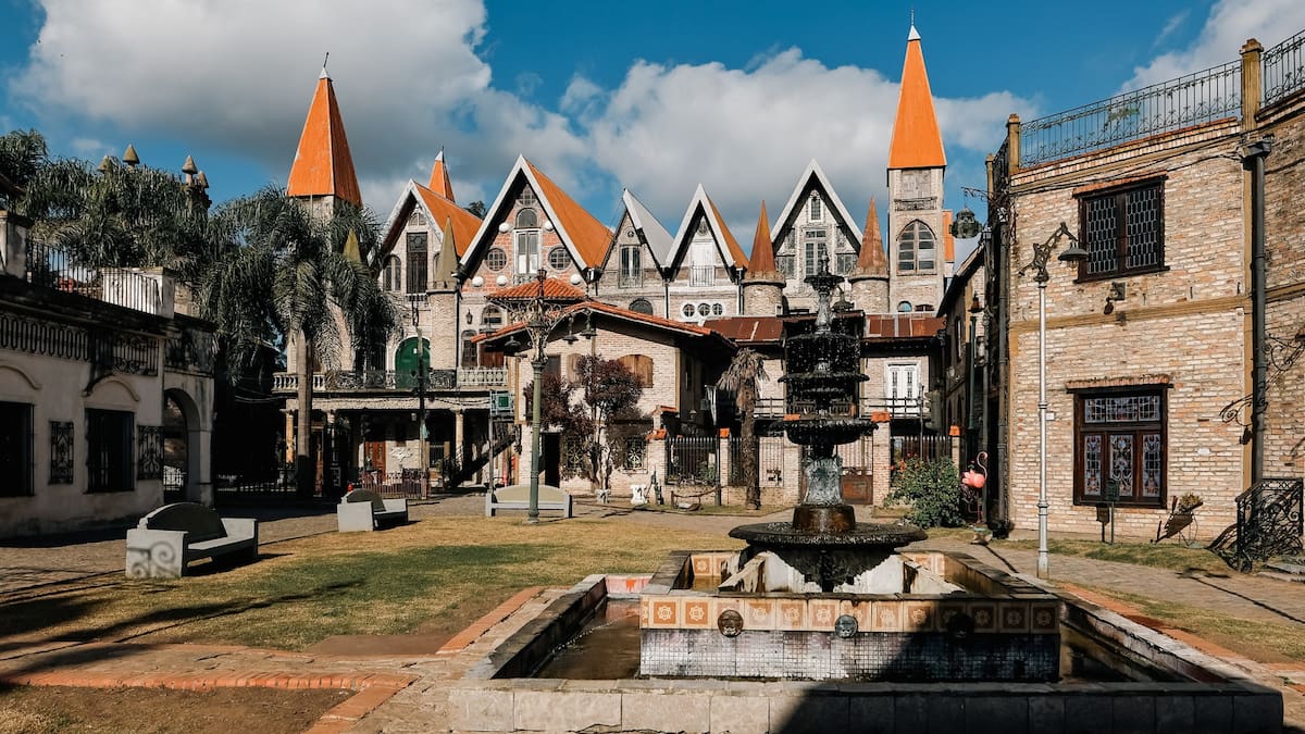 Castillos, torres y puentes de piedra forman parte del paisaje de Campanópolis, uno de los destinos más curiosos de la provincia de Buenos Aires.