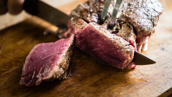 Los secretos de una parrilla perfecta: el corte de carne ideal y los consejos para cocinarlo como nadie