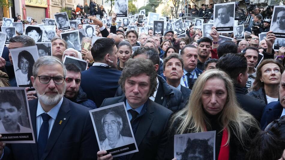 Javier Milei en el acto por el 30° aniversario del atentado a la AMIA. Foto: Presidencia.