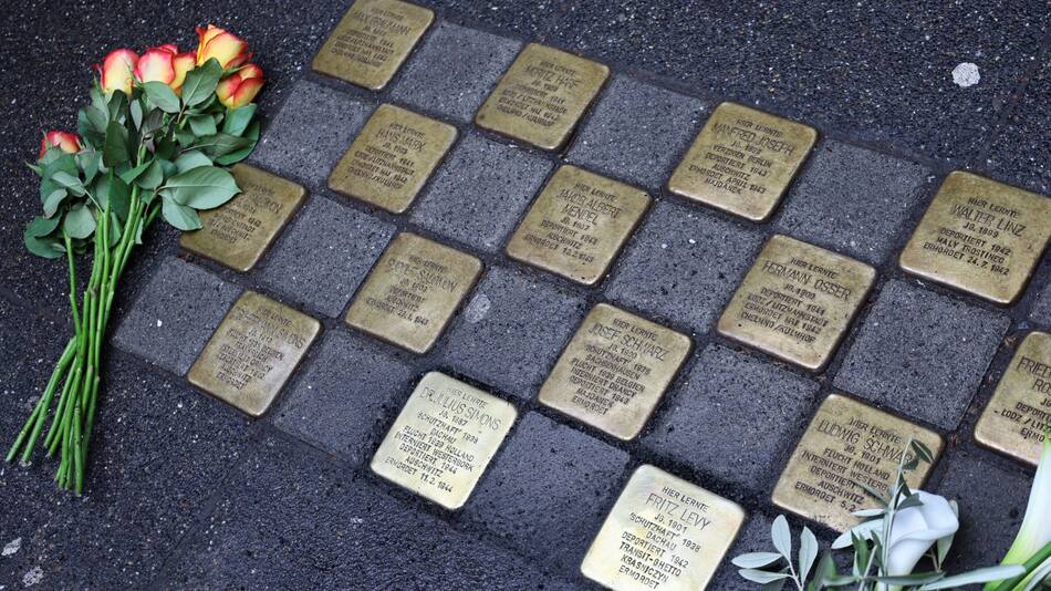 Ya son más de 100 mil los "adoquines de la memoria" instalados en Europa. Foto: Reuters.