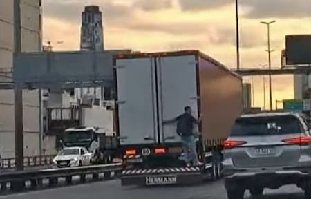 Filman a un hombre que viajaba colgado de un camión en la autopista 25 de mayo.