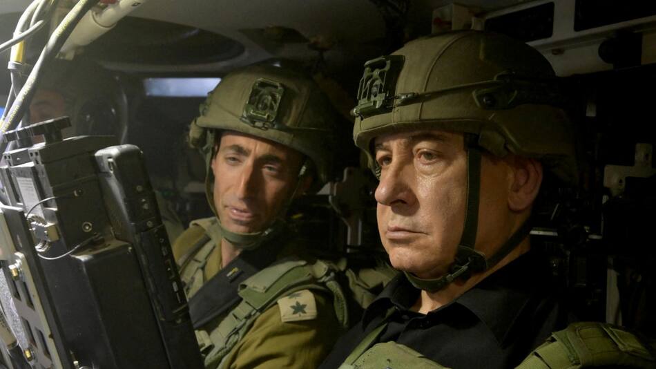 Benjamin Netanyahu junto a soldados israelíes en Rafah. Foto: REUTERS.
