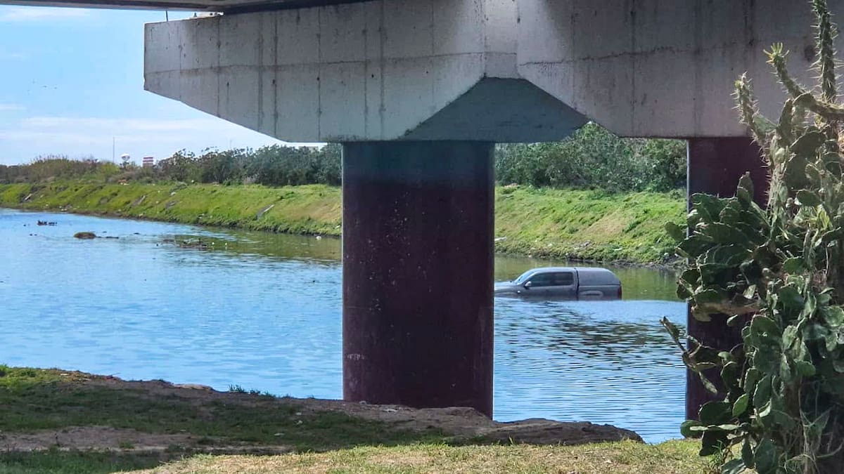 La camioneta fue retirada del arroyo El Gato.