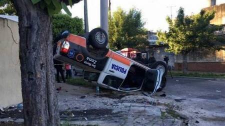 Dos policías heridos al chocar un patrullero contra un colectivo en Tigre