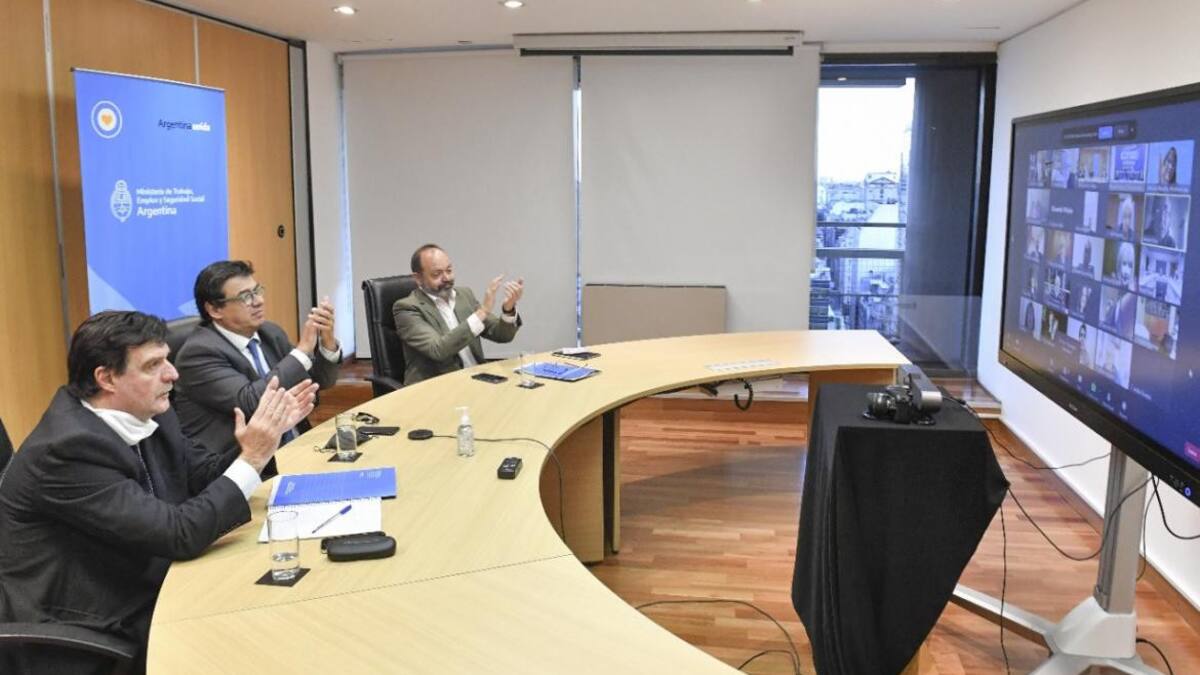 El ministro Claudio Moroni encabezó esta tarde el plenario del Consejo del Salario Mínimo, Vital y Móvil , NA