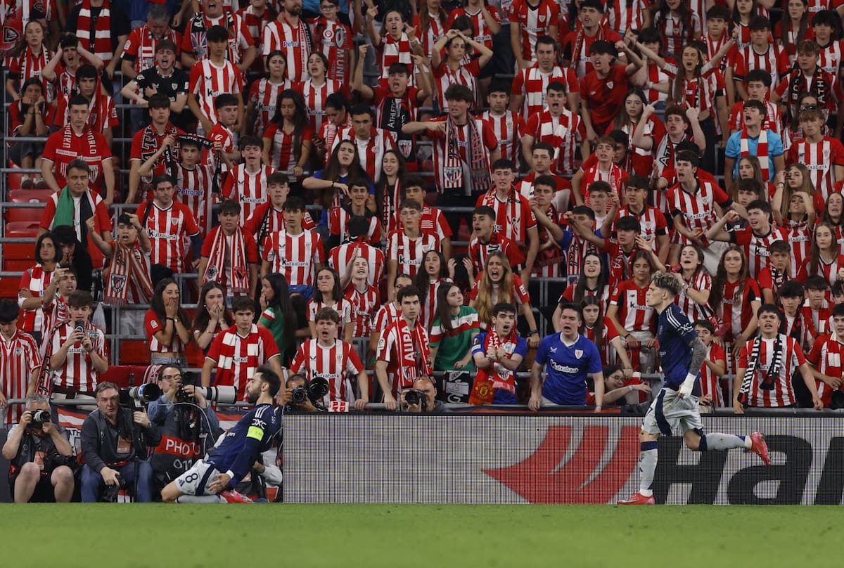 Alejandro Garnacho y Bruno Fernandes, Manchester United vs Athletic de Bilbao. Foto: Reuters/Vincent West
