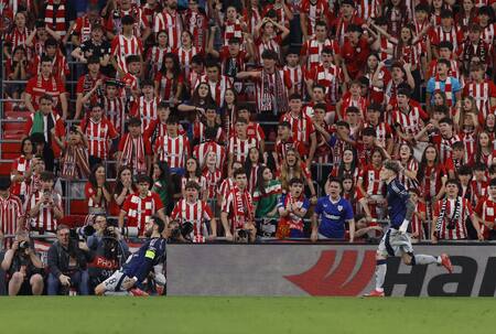 Alejandro Garnacho y Bruno Fernandes, Manchester United vs Athletic de Bilbao. Foto: Reuters/Vincent West