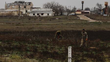 Miembros del servicio ucraniano en el pueblo de Nova Zoria, Jersón. Foto: Reuters.