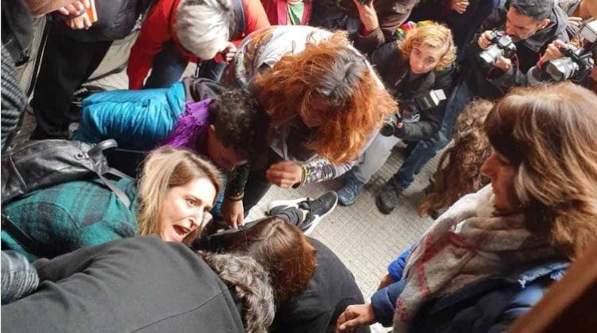 Mariana Gómez, joven condenada por un beso a su novia, se descompensó tras el juicio