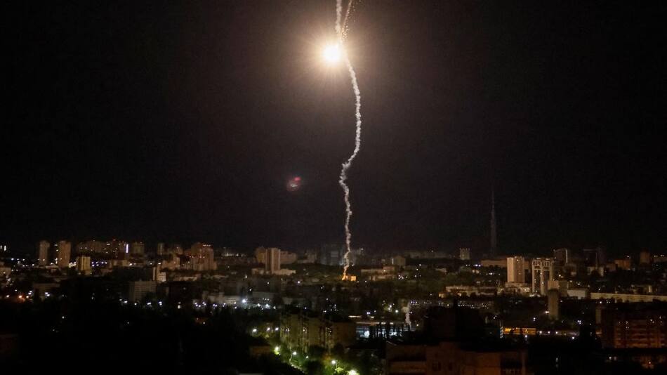 Misil estallando en Kiev. Foto: Reuters.