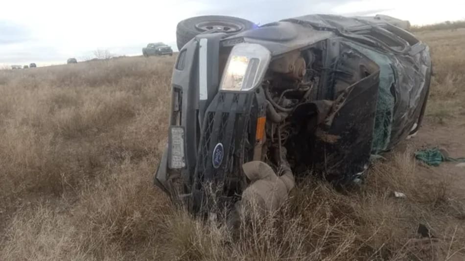 El coche volcado del intendente de Limay Mahuida, tras el accidente fatal.