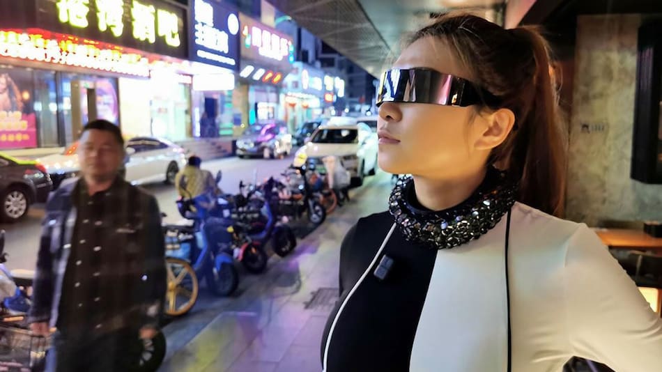 Tecnología, viral, Naomi Wu prueba su collar inhibidor de micrófonos, Youtube, Naomi Wu, SexyCyborg