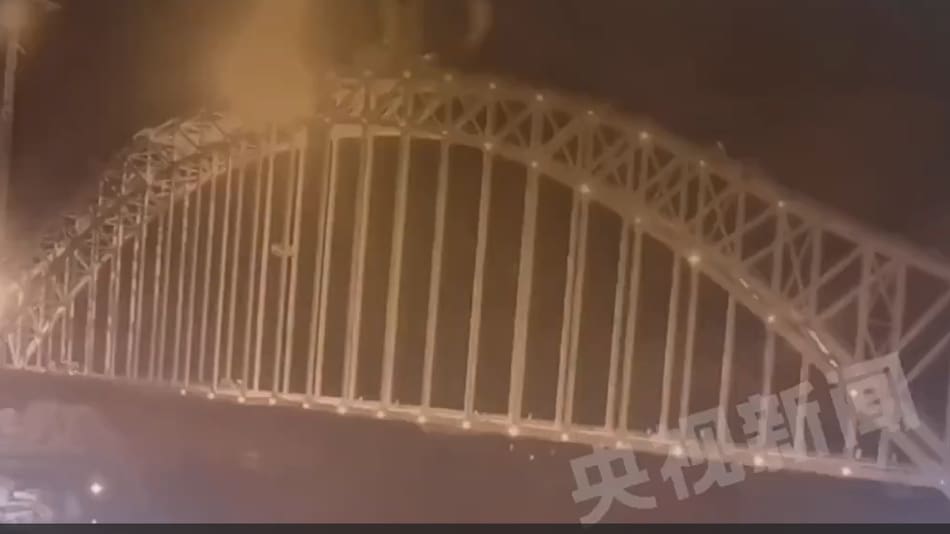 Puente que se derrumbó en China.