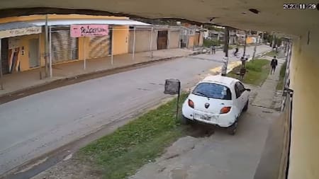Balean a un joven que intentó resistir el robo de su celular y mochila. Foto: captura video.