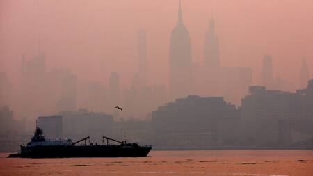 Empire State en Manhattan cubierto por el humo. Foto: Reuters