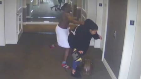 El rapero Sean 'Diddy' Combs golpeando a su exnovia. Foto: captura video