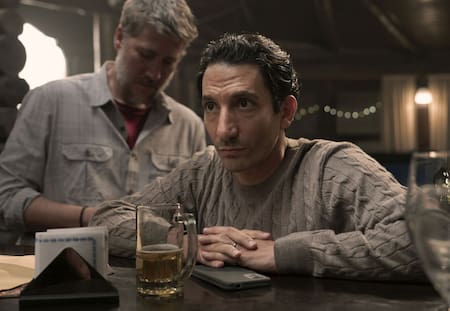 Juan Minujín en la serie atrapados