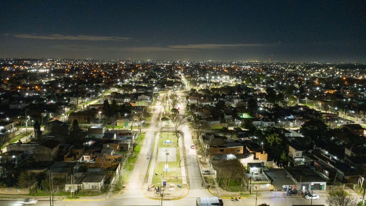 El Alcalde describió “una intervención con 335 artefactos nuevos más 16 columnas colocadas; además, contempló tareas hidráulicas y viales en el área junto con la puesta en valor de la plaza”.