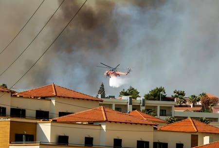 Un helicóptero apagando incendios en la isla de Rhodes, Grecia. Foto: EFE.