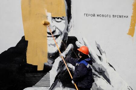 Un trabajador tapa con pintura la imagen de Alexei Navalny. Foto: Reuters