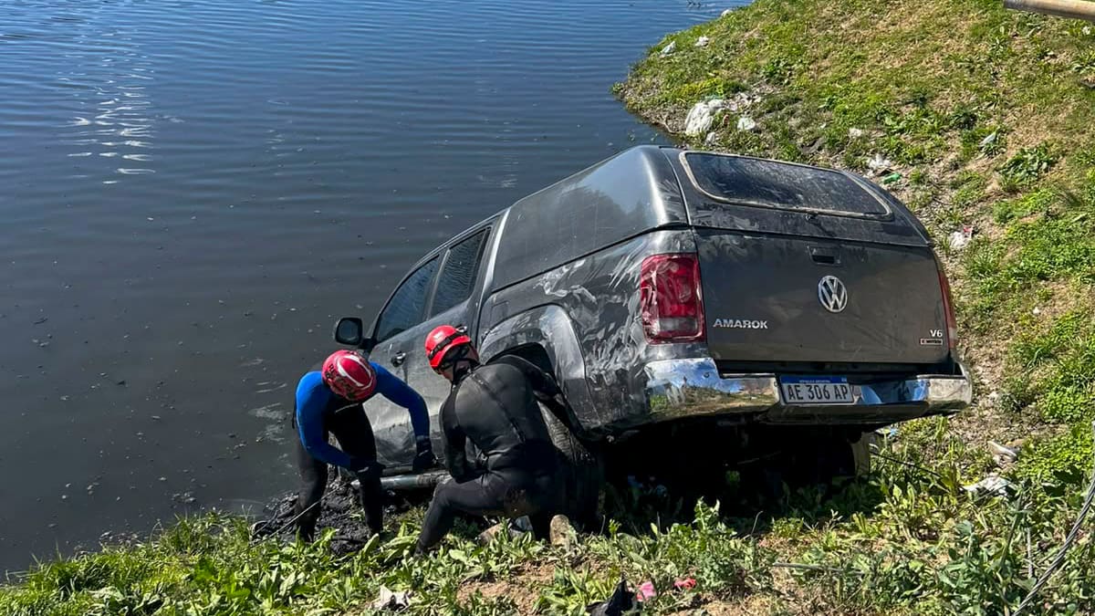 La camioneta fue retirada del arroyo El Gato después de un operativo en el que participaron bomberos, policías y especialistas en rescate.