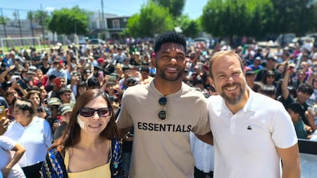 Miguel Borja y Gastón Granados inauguraron una plaza y una cancha de fútbol en Ezeiza