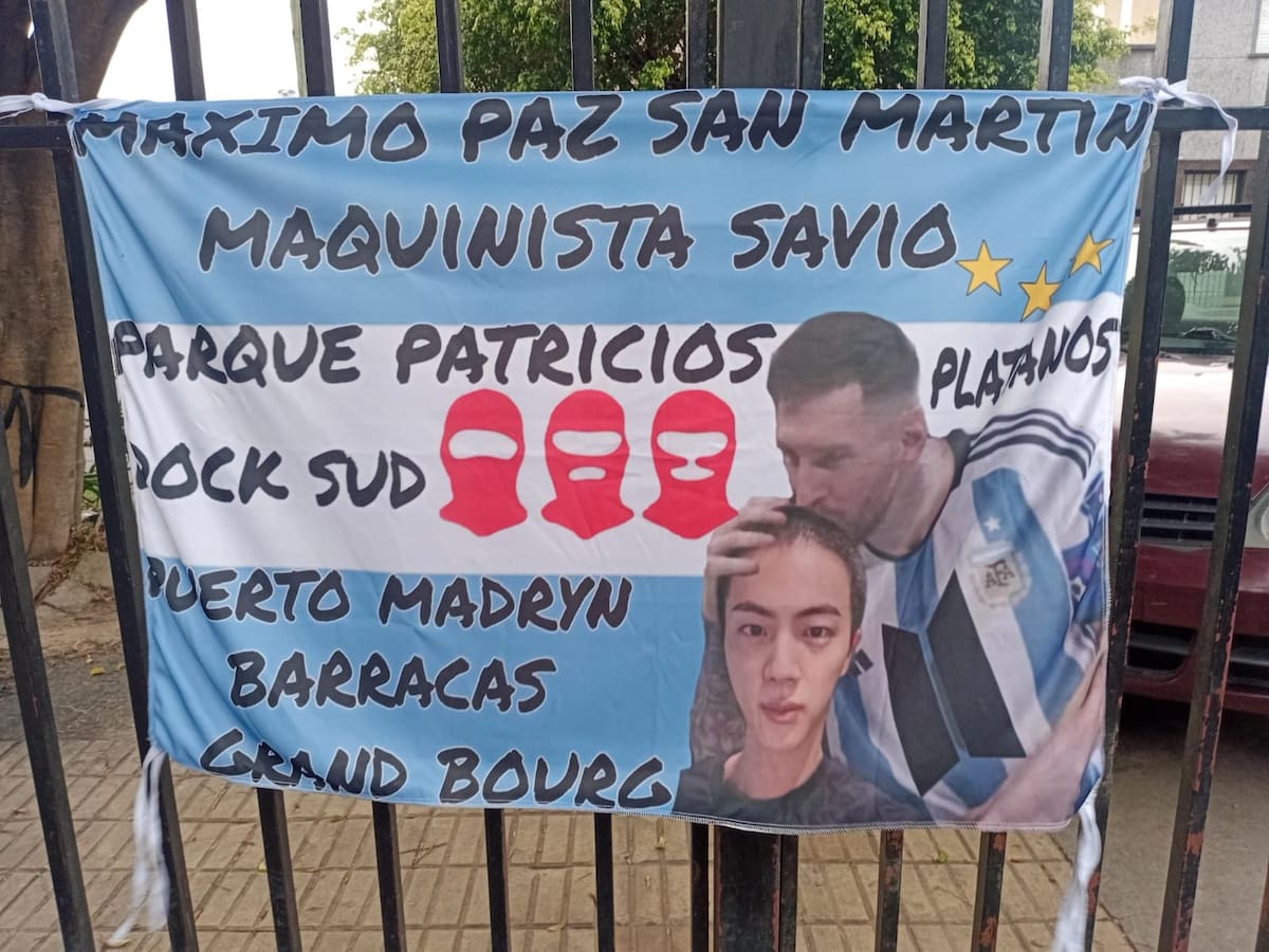 Banderas hechas por las fanáticas de BTS.