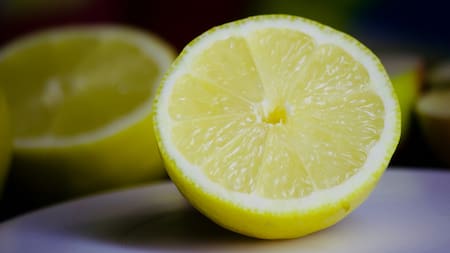 Limón y bicarbonato de sodio, la mezcla casera ideal para la limpieza.