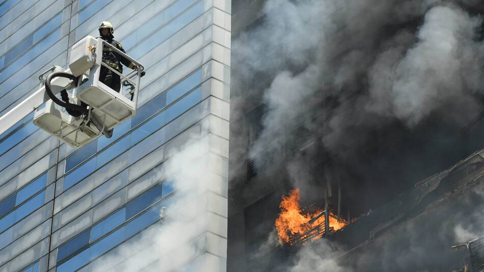 Incendio en un edificio lindero al Ministerio de Trabajo. Foto: NA.