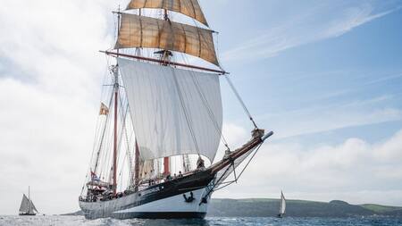 Llegada del barco Beagle a la ciudad inglesa Plymouth, donde comenzará este martes la travesía. Foto: EFE.