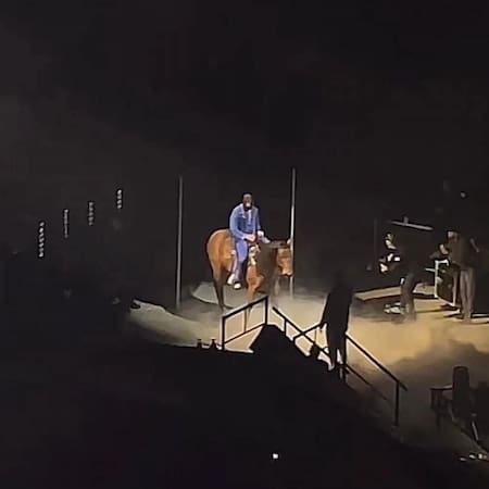 Bad Bunny arriba de un caballo en su show. Foto: Twitter.