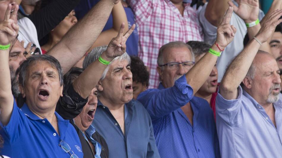 Hugo Moyano junto a sindicalistas en Movilización de Camioneros (NA)
