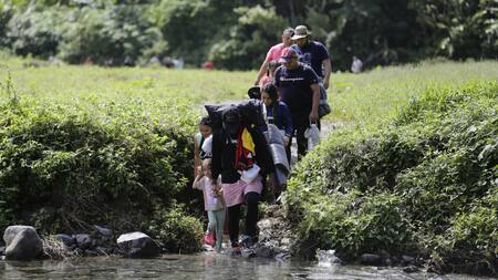 Migrantes cruzan la selva del Darién, en la frontera Panamá-Colombia. Foto: EFE