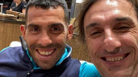 Carlos Tevez y el Flaco Schiavi. Foto: NA.