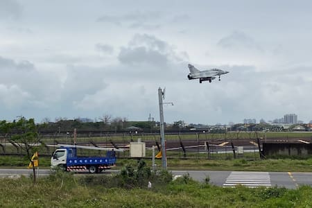 Avión militar chino en la base aérea de Hsinchu, Taiwán. Foto: Reuters (Annabelle Chih)