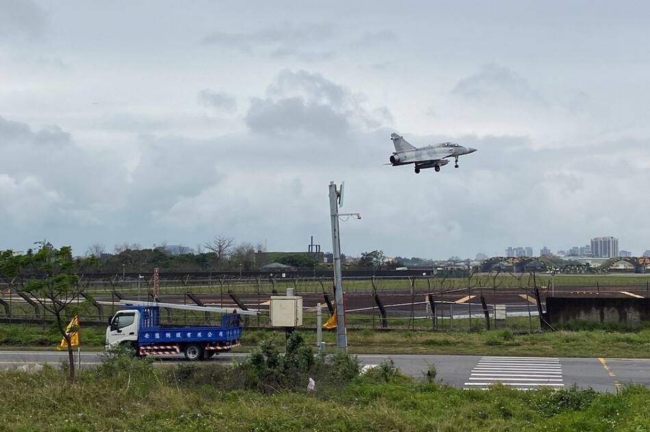 Avión militar chino en la base aérea de Hsinchu, Taiwán. Foto: Reuters (Annabelle Chih)