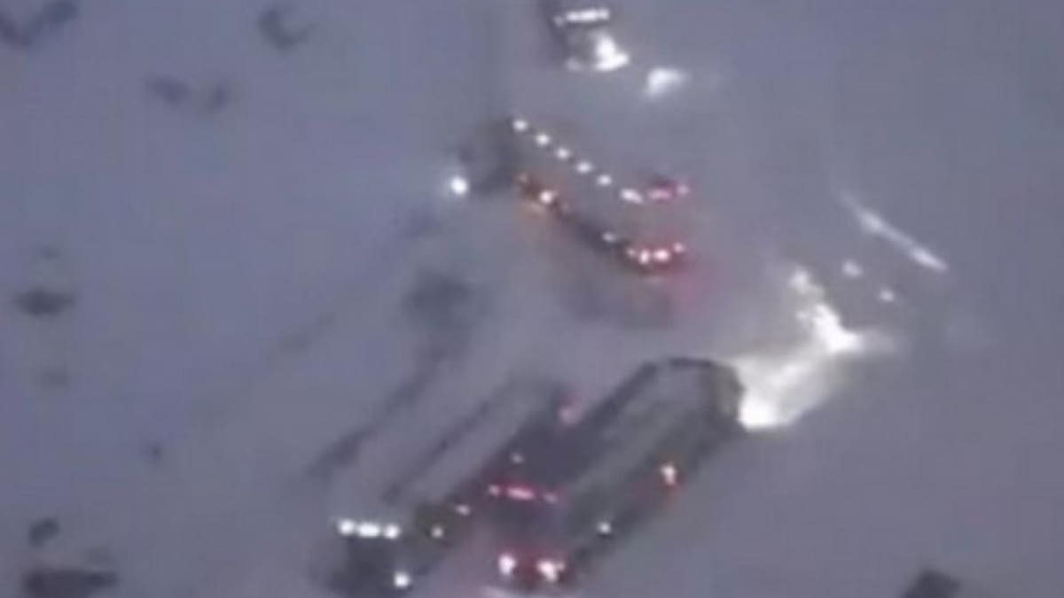 Automóviles varados entre la nieve. Foto: NA