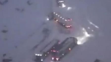 Automóviles varados entre la nieve. Foto: NA