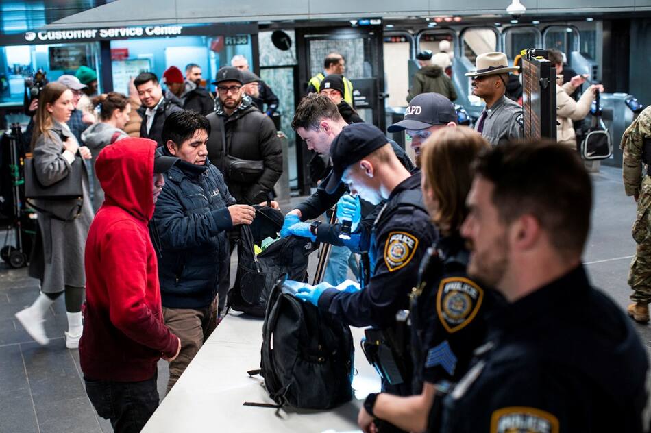 Controles policiales en los subtes de Nueva York, Estados Unidos. Foto: Reuters.